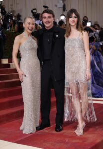Nueva York.- El actor Paul Mescal, en el centro, junto a Phoebe Bridgers (izquierda) y Daisy Edgar-Jones en un acto de la Gala Met de 2022. EFE/EPA/JUSTIN LANE
