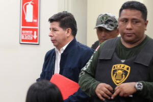 El expresidente peruano Pedro Castillo (2021-2022) (i) asiste a una audiencia del juicio en el que se le acusa de rebelión, el 27 de marzo de 2025, en Lima (Perú). EFE/ Paolo Aguilar