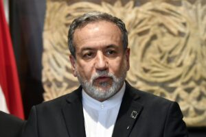 El ministro iraní de Exteriores, Abás Araqchí, durante una rueda de prensa en Beirut, Líbano, el 3 de junio de 2025. EFE/EPA/WAEL HAMZEH