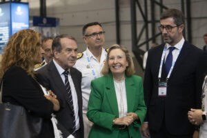 La secretaria de Estado de Defensa, Amparo Valcarce, acompañada por el alcalde de Vigo (Pontevedra), Abel Caballero (2i), y por el director de Mindtech, Justo Sierra (d), visita la feria Mindtech este jueves. EFE/ Salvador Sas