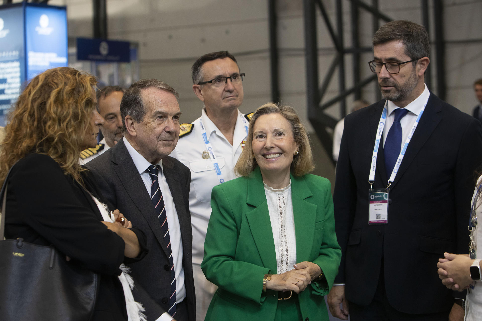 La secretaria de Estado de Defensa, Amparo Valcarce, acompañada por el alcalde de Vigo (Pontevedra), Abel Caballero (2i), y por el director de Mindtech, Justo Sierra (d), visita la feria Mindtech este jueves. EFE/ Salvador Sas