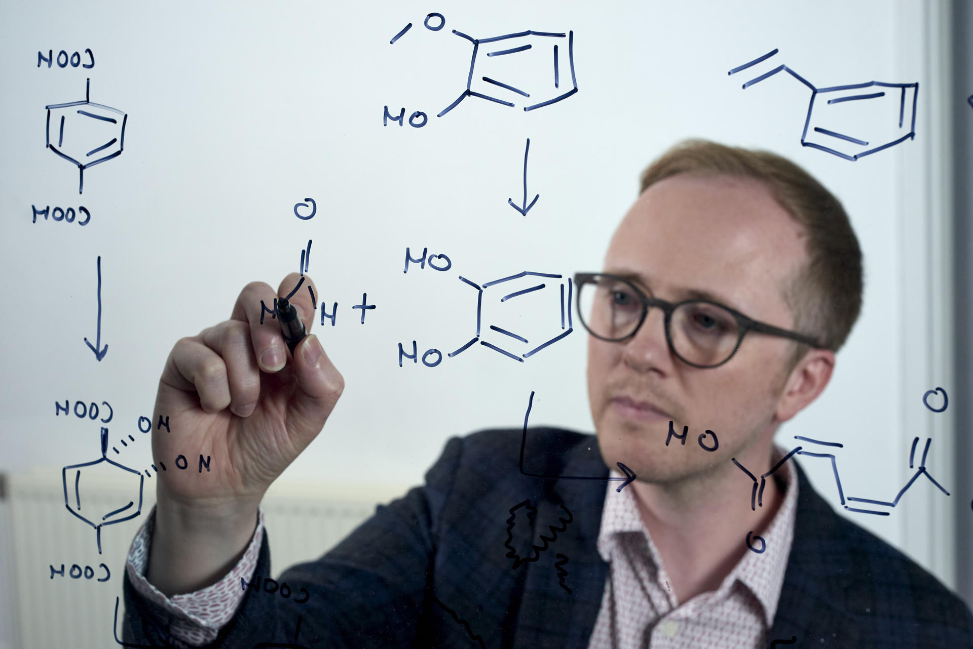 El profesor Stephen Wallace, autor principal del estudio, ha desarrollado una técnica pionera junto a un equipo de científicos de la Universidad de Edimburgo para convertir residuos plásticos en paracetamol utilizando bacterias modificadas genéticamente. EFE/ Callum Bennetts / Edinburgh Innovations SÓLO USO EDITORIAL / SÓLO DISPONIBLE PARA ILUSTRAR LA NOTICIA QUE ACOMPAÑA (CRÉDITO OBLIGATORIO)