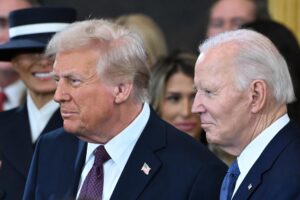 Fotografía de archivo del presidente de EE.UU., Donald Trump, y el expresidente Joe Biden. EFE/EPA/SAUL LOEB / POOL