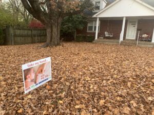 Fotografía de archivo de un cartel de una campaña que busca eliminar completamente el derecho al aborto, puesto en el jardín de una casa en la ciudad de Louisville, Kentucky (EE.UU.). EFE/Susana Samhan