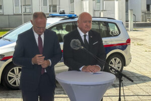 GRAZ (AUSTRIA), 10/06/2025.- El ministro austriaco del Interior, Gerhard Karner (i) y el gobernador de Estiria, Christian Stocker, durante la rueda de prensa celebrada este martes en Graz. Al menos diez personas, entre ellas muchos alumnos y el supuesto agresor, murieron este martes en un tiroteo en un centro de enseñanza secundaria de Graz, en el sur de Austria, según confirmó la alcaldesa de la ciudad, Elke Kahr. EFE/ Jordi Kuhs