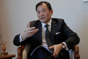 Fotografía del 10 de junio de 2025 del embajador del Gobierno de Taipéi en Asunción, José Chih-Cheng Han, hablando durante una entrevista para EFE en Asunción (Paraguay). EFE/ Juan Pablo Pino
