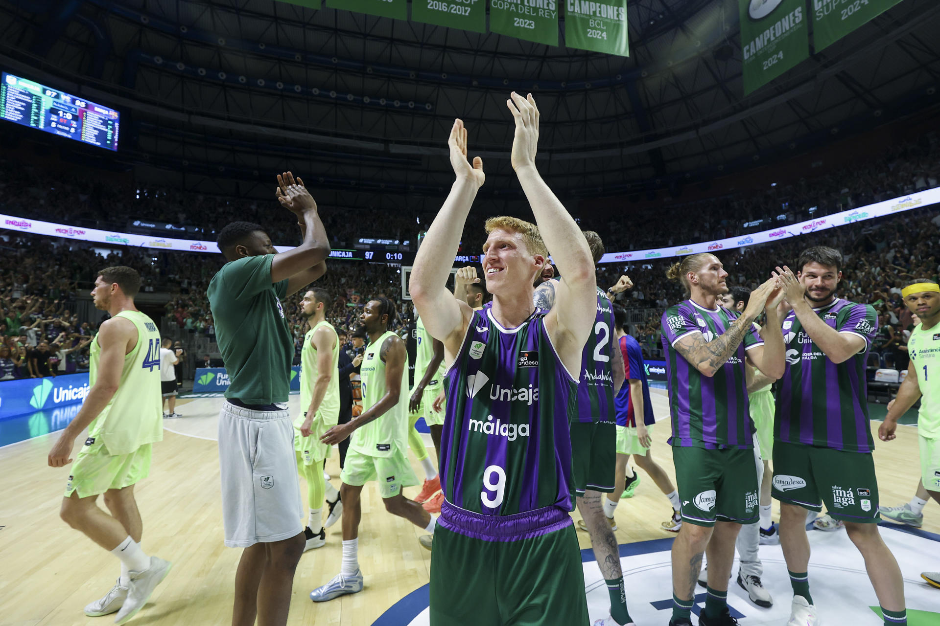 El base del Unicaja Alberto Díaz celebra su victoria tras el tercer partido de cuartos de final de la Liga Endesa disputado ante el Barça este domingo en el Palacio de los Deportes José María Martín Carpena. EFE/ Daniel Pérez