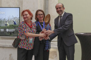 El embajador de España en Francia, Victorio Redondo Baldrich (d), recoge el premio del programa de las Naciones Unidas para el Medio Ambiente (PNUMA) y la Organización de las Naciones Unidas para la Agricultura y la Alimentación (FAO). EFE/Edgar Sapiña