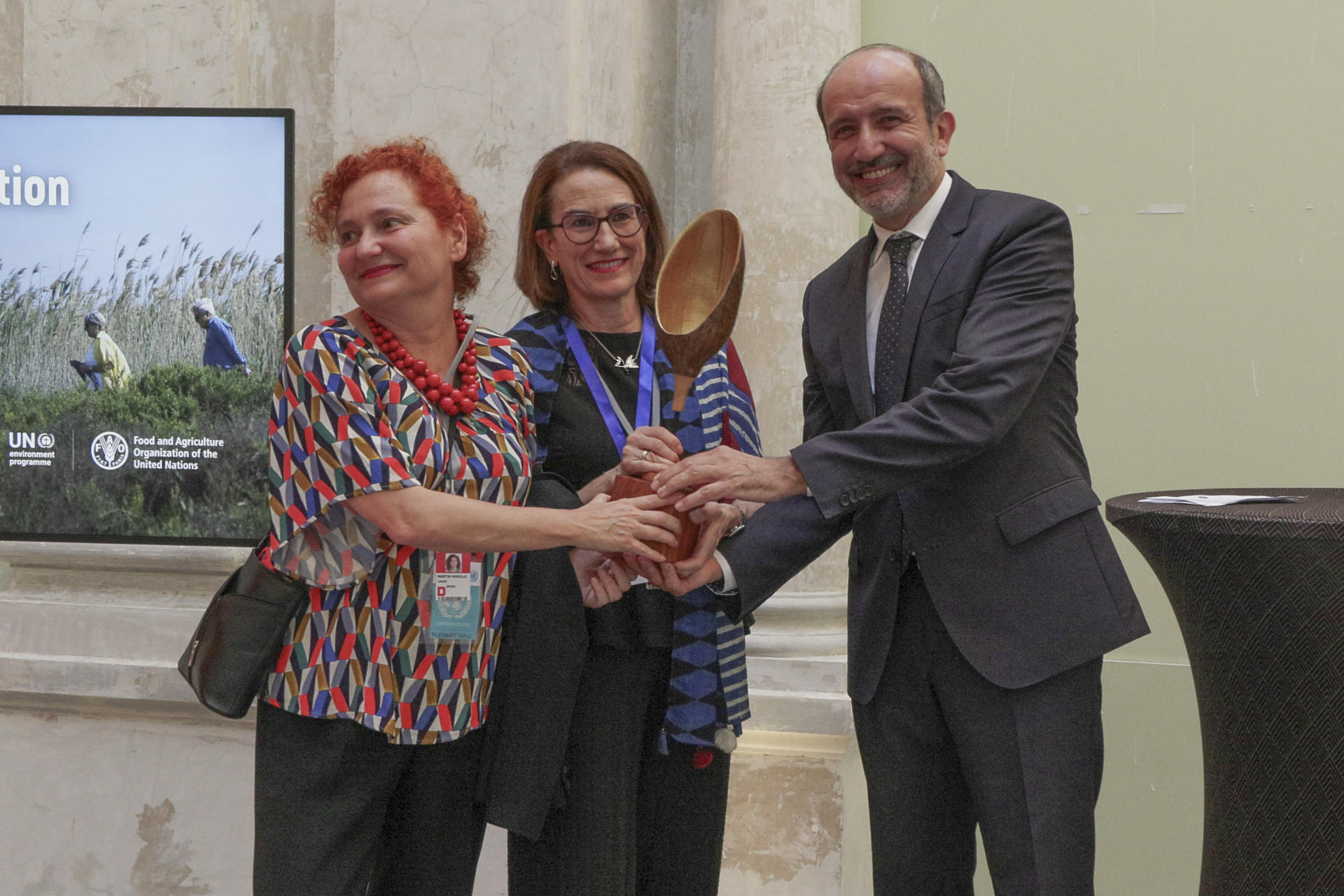 El embajador de España en Francia, Victorio Redondo Baldrich (d), recoge el premio del programa de las Naciones Unidas para el Medio Ambiente (PNUMA) y la Organización de las Naciones Unidas para la Agricultura y la Alimentación (FAO). EFE/Edgar Sapiña