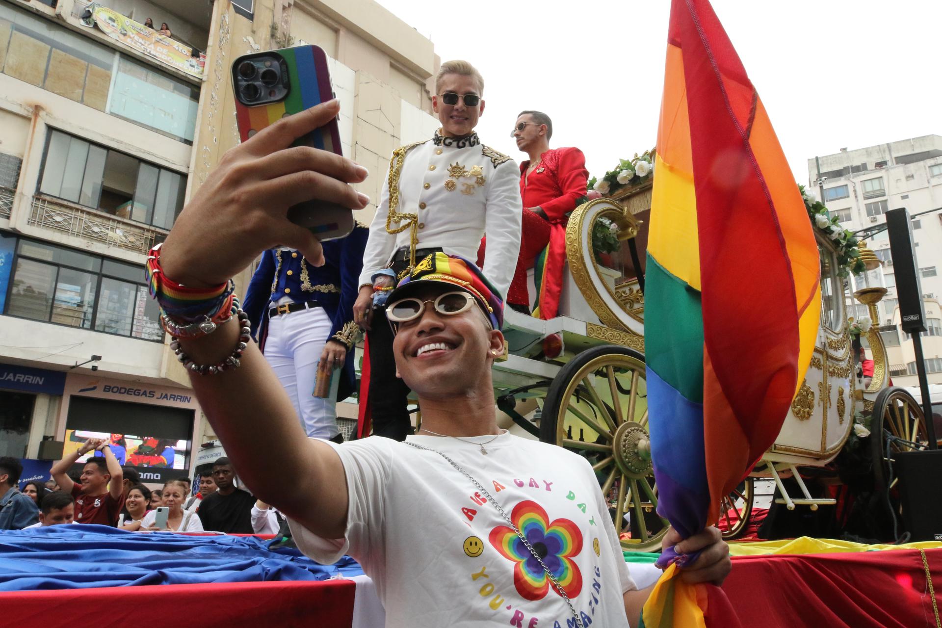 Personas participan en una marcha por el Día Internacional del Orgullo LGTBI este sábado, en Quito (Ecuador). EFE/ Jonathan Miranda