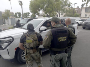 Fotografía de archivo que muestra a agentes de la Unidad Táctica de la Patrulla Fronteriza y otros agentes de detención que se preparan para salir a un operativo en Whittier, California, (EE.UU.). EFE/ Ana Milena Varón