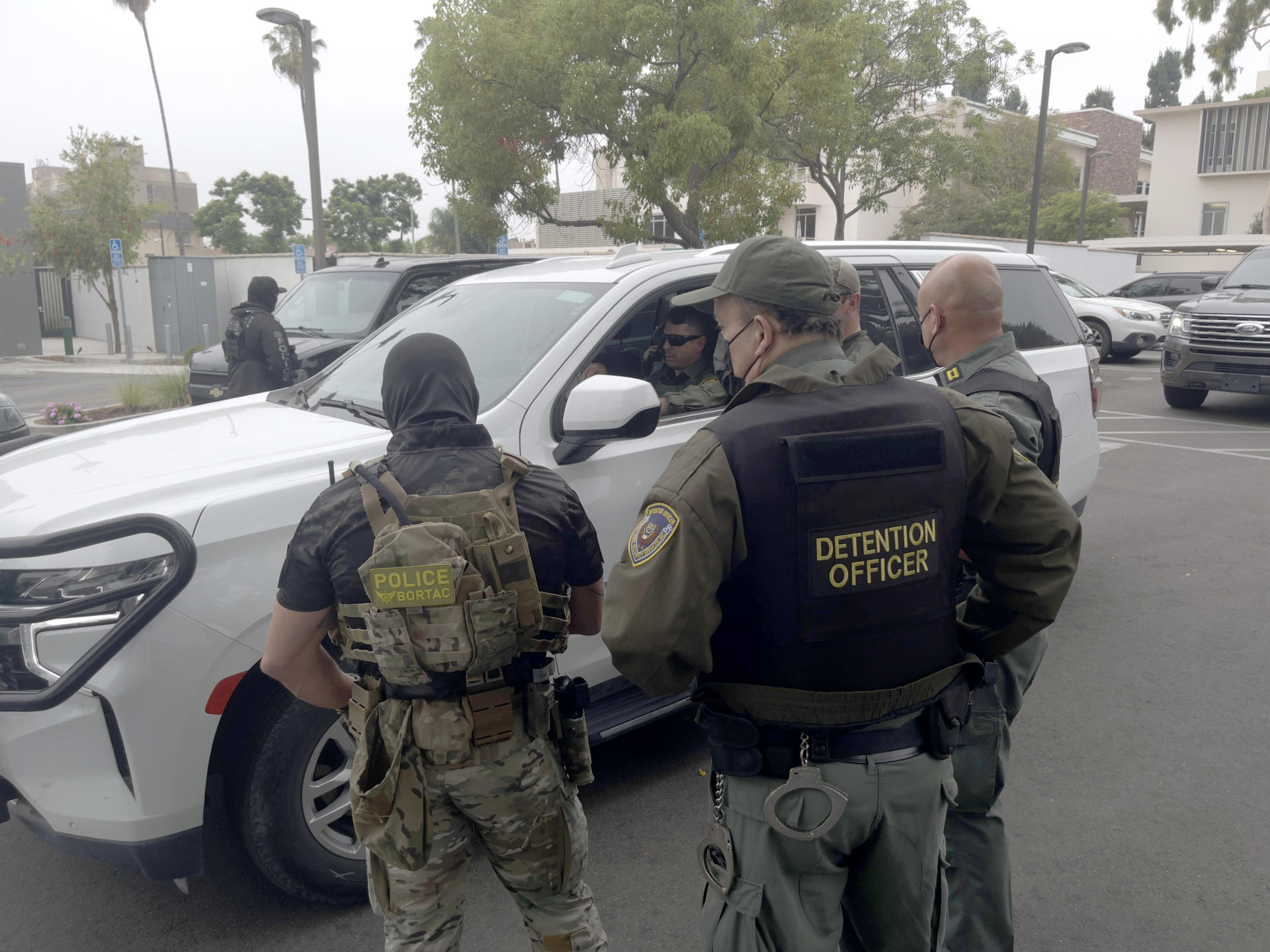 Fotografía de archivo que muestra a agentes de la Unidad Táctica de la Patrulla Fronteriza y otros agentes de detención que se preparan para salir a un operativo en Whittier, California, (EE.UU.). EFE/ Ana Milena Varón