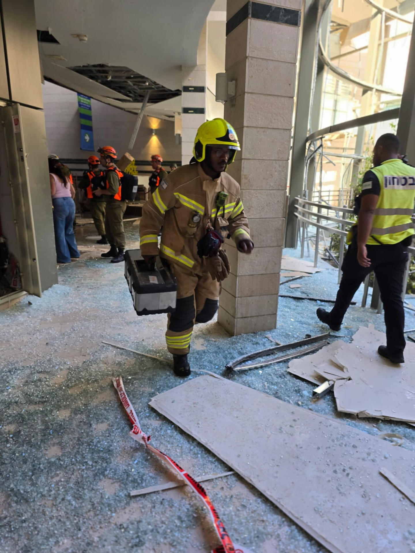 Destrozos causados en un hospital localizado en la región de Beersheva, sur de Israel, tras sufrir este jueves un impacto directo durante el último lanzamiento de misiles iraníes contra Israel.
EFE/Bomberos del Hospital de Beersheva - SOLO USO EDITORIAL/SOLO DISPONIBLE PARA ILUSTRAR LA NOTICIA QUE ACOMPAÑA (CRÉDITO OBLIGATORIO) -