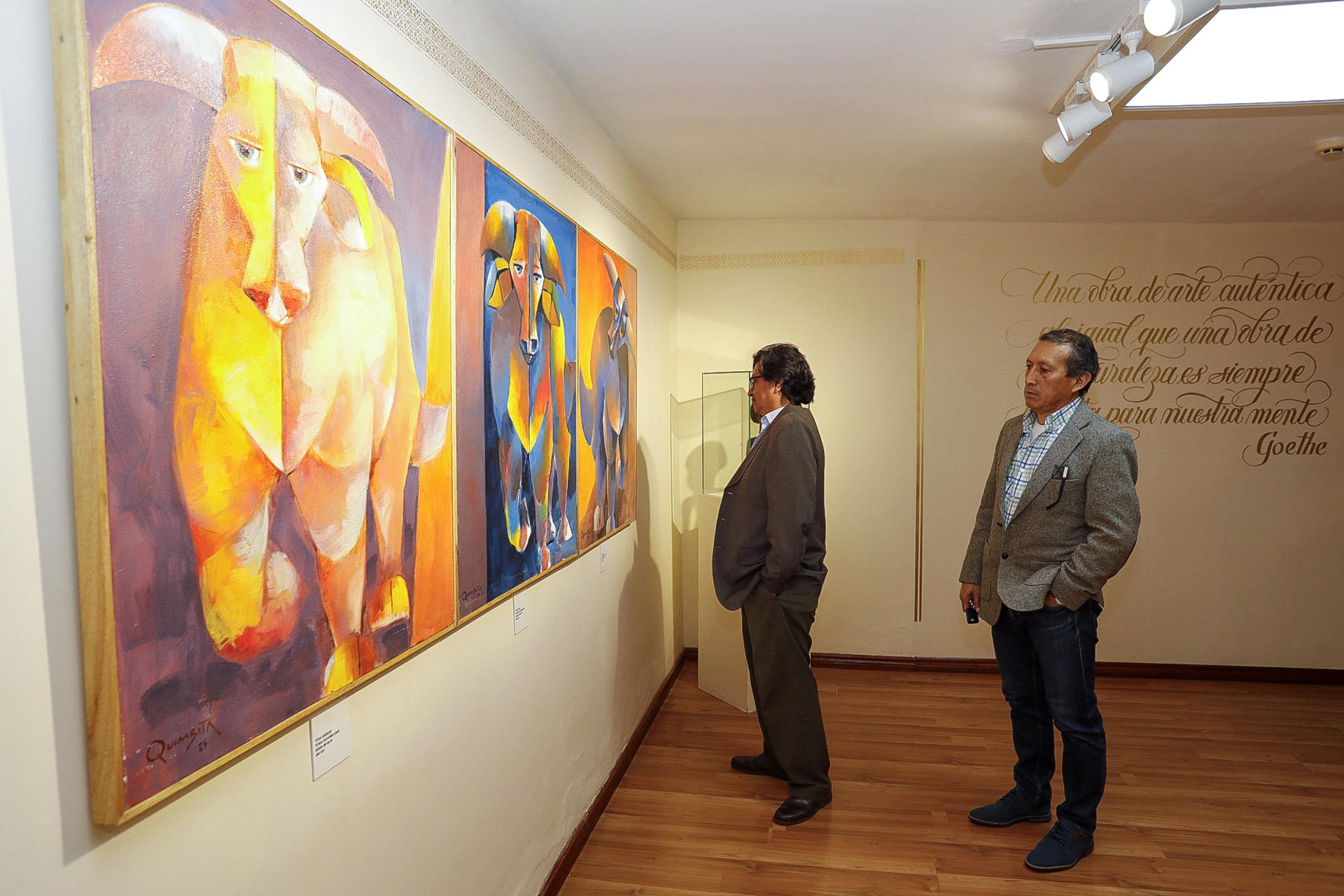 Personas asisten a la exposición 'Armonías entre la fuerza y la inocencia' del pintor ecuatoriano Olmedo Quimbita, este miércoles en Quito (Ecuador). EFE/ Santiago Fernández