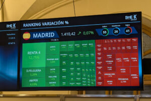 Pantalla de la Bolsa española este martes, que cierra en negativo, cediendo el 0,21 % aunque conserva los 14.200 puntos, hasta situarse en los 14.221 enteros. EFE/ Vega Alonso