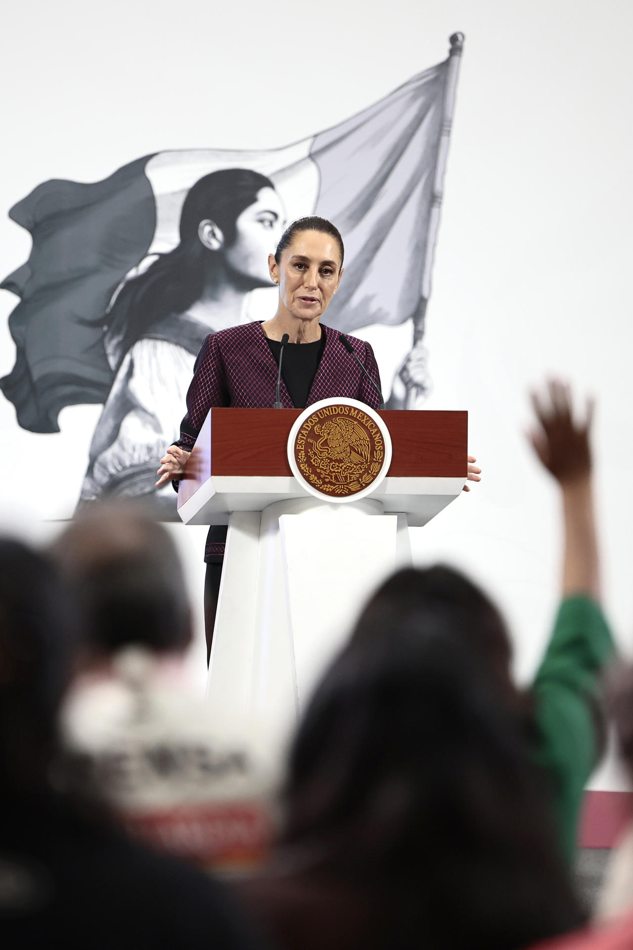 La presidenta de México, Claudia Sheinbaum, habla en una rueda de prensa este miércoles, en Palacio Nacional de la Ciudad de México (México). EFE/ José Méndez
