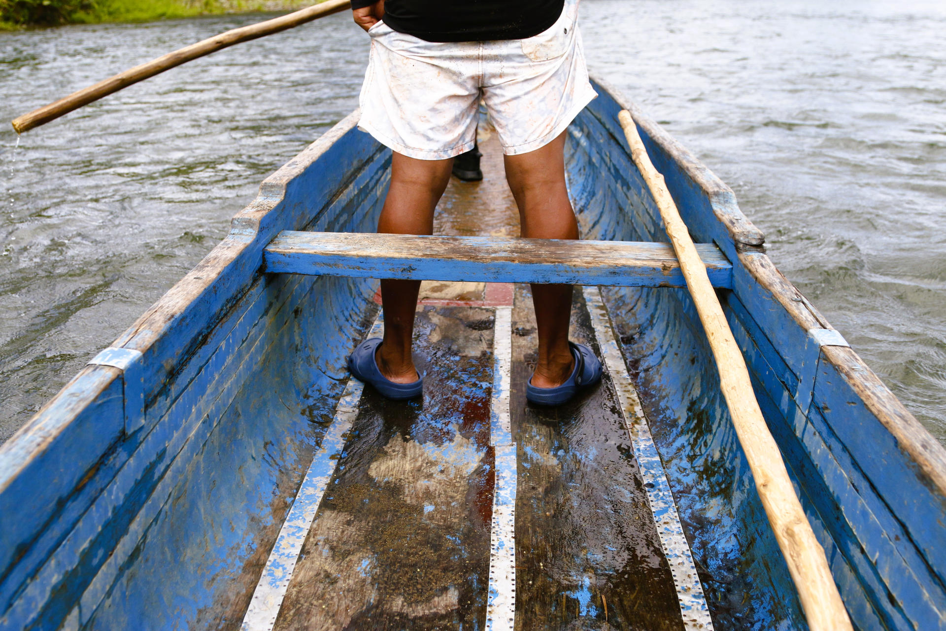 Fotografía del 19 de junio de 2025 de una persona a bordo de una canoa en Bajo Chiquito (Panamá). EFE/ Moncho Torres