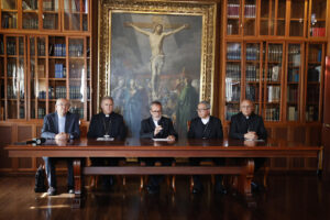 El presidente de la Conferencia Episcopal, Monseñor Francisco Javier Múnera (c), y el arzobispo de Bogotá, cardenal Luis José Rueda (2d), hablan durante una rueda de prensa este lunes en Bogotá (Colombia). EFE/ Mauricio Dueñas Castañeda