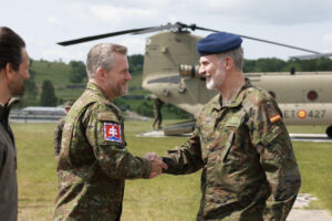 El rey Felipe VI (d) saluda al presidente de la República Eslovaca, Peter Pellegrini, a su llegada a la base de entrenamiento de Lest, en el sur de Eslovaquia, donde ha supervisado la capacidad de despliegue y operación del grupo de combate de la OTAN que España lidera en Eslovaquia, uno de los ocho de que dispone la Alianza en el llamado Flanco Este como medida disuasoria ante Rusia. EFE/ CASA S.M. EL REY/SOLO USO EDITORIAL/SOLO DISPONIBLE PARA ILUSTRAR LA NOTICIA QUE ACOMPAÑA (CRÉDITO OBLIGATORIO)