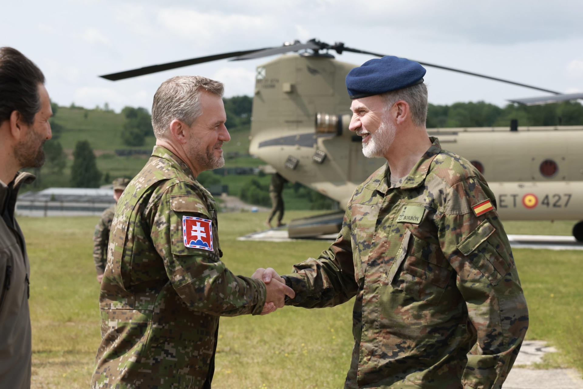 El rey Felipe VI (d) saluda al presidente de la República Eslovaca, Peter Pellegrini, a su llegada a la base de entrenamiento de Lest, en el sur de Eslovaquia, donde ha supervisado la capacidad de despliegue y operación del grupo de combate de la OTAN que España lidera en Eslovaquia, uno de los ocho de que dispone la Alianza en el llamado Flanco Este como medida disuasoria ante Rusia. EFE/ CASA S.M. EL REY/SOLO USO EDITORIAL/SOLO DISPONIBLE PARA ILUSTRAR LA NOTICIA QUE ACOMPAÑA (CRÉDITO OBLIGATORIO)