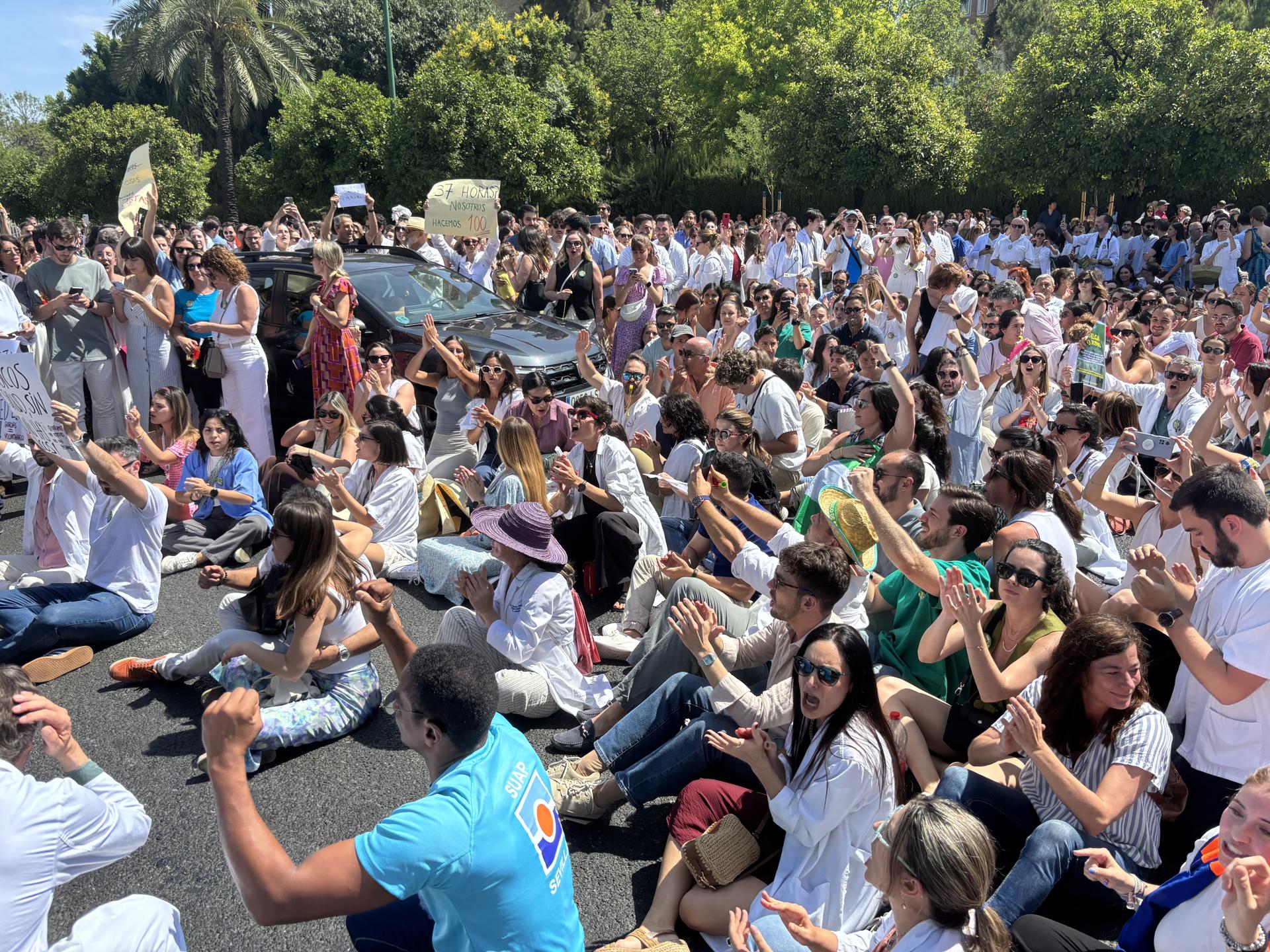 Médicos protestan sentados a las puertas del Hospital Virgen del Rocío de Sevilla, este viernes en el que el Sindicato Médico de Andalucía (SMA) ha convoca concentraciones en centros sanitarios andaluces con motivo de la huelga de médicos. EFE/Carlos Rivera