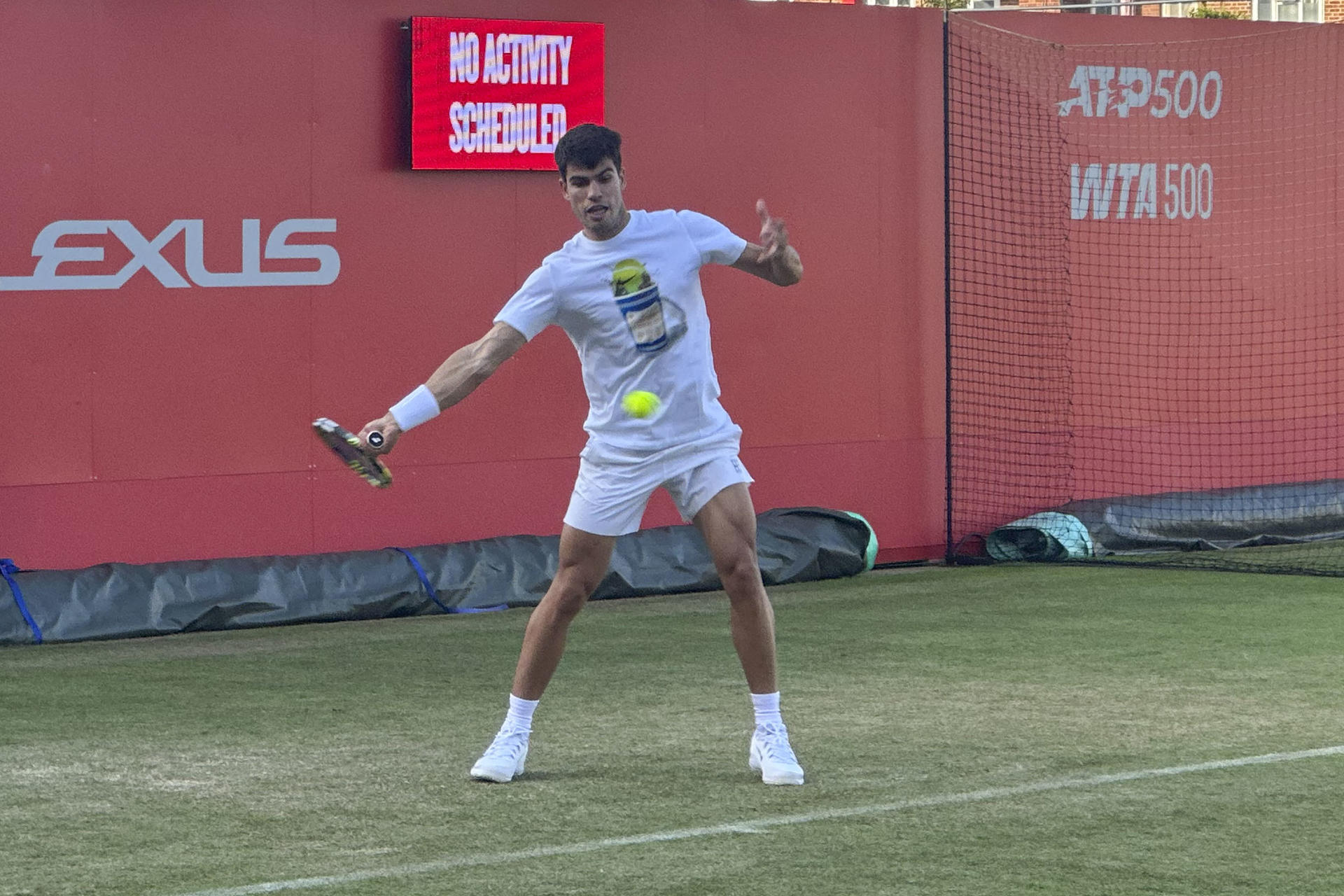 - El tenista español Carlos Alcaraz durante su primer entrenamiento este sábado sobre la hierba de Queen's, en Londres. Alcaraz irrumpe en la temporada de hierba con un alentador bagaje de veinticuatro victorias y solo tres derrotas en esta superficie, que resumen los seis triunfos con un único partido perdido en Queen's, donde logró el título en el 2023. EFE/Manuel Sánchez