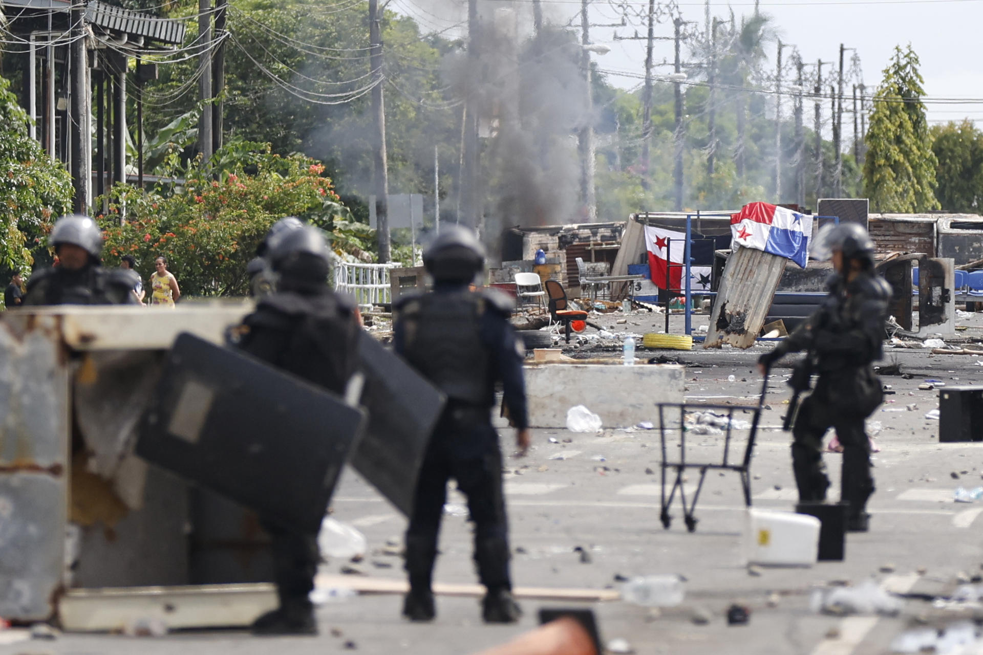 Fotografía del 22 de junio de 2025 que muestra a integrantes de la Unidad de Control de Multitudes que observan un bloqueo en una jornada de protestas en Changuinola, Bocas del Toro (Panamá). EFE/ Bienvenido Velasco