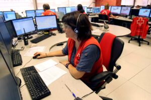 Imagen de archivo de una operadora en el centro de coordinación de la Cruz Roja que presta servicio de teleasistencia a domicilio. EFE/Toni Albir