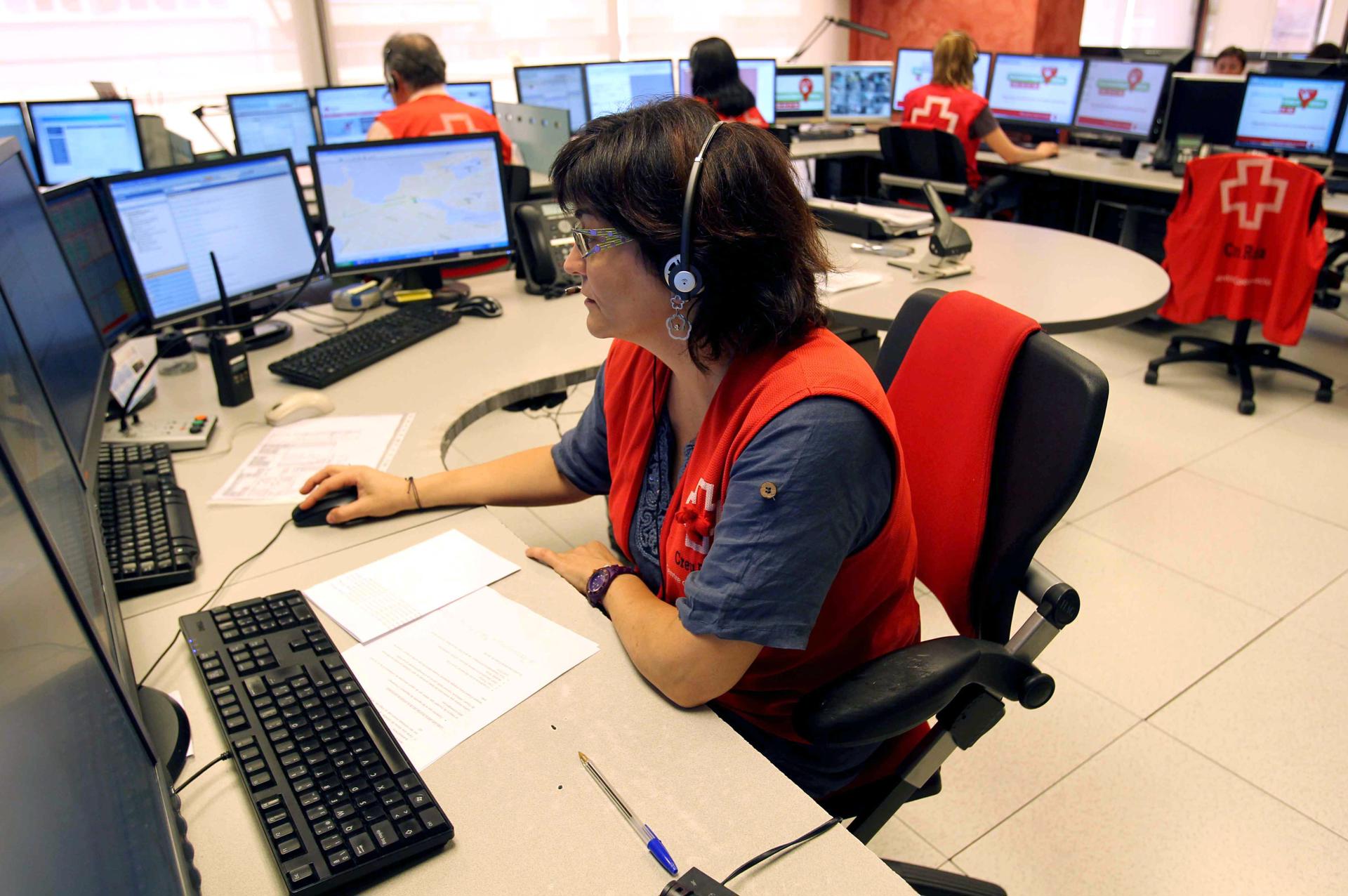 Imagen de archivo de una operadora en el centro de coordinación de la Cruz Roja que presta servicio de teleasistencia a domicilio. EFE/Toni Albir