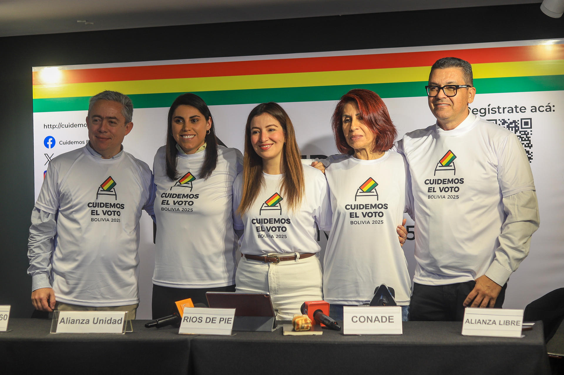 Representantes de diversas organizaciones ciudadanas posan durante una rueda de prensa este 17 de junio de 2025, en La Paz (Bolivia). EFE/ Gabriel Márquez