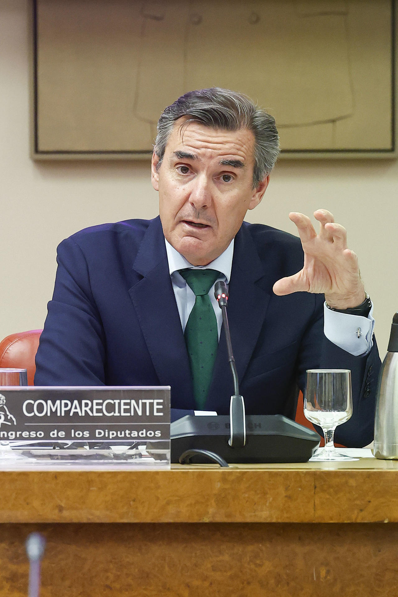 El presidente de la Comisión Nacional del Mercado de Valores (CNMV), Carlos San Basilio, presenta ante la Comisión de Economía las prioridades estratégicas de su mandato y da cuenta del informe anual de 2024, este miércoles en el Congreso de los Diputados en Madrid. EFE/J.P. Gandul
