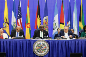 El secretario general de la Organización de los Estados Americanos (OEA), Albert Ramdin (i), el ministro de Exteriores de Antigua y Barbuda, Paul Chet Greene (c), y el asistente del secretario general de la OEA, Néstor Méndez, asisten a la primera sesión plenaria de la 55ª Asamblea General de la OEA este jueves, en Saint John’s (Antigua y Barbuda). EFE/ Bienvenido Velasco