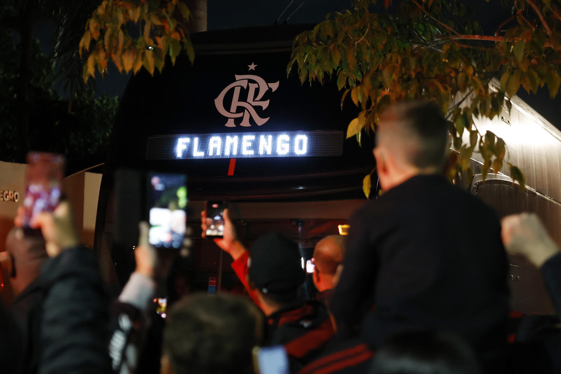 Aficionados del Flamengo despiden al equipo que viajó a competir en el Mundial de Clubes de la FIFA. EFE/Antonio Lacerda