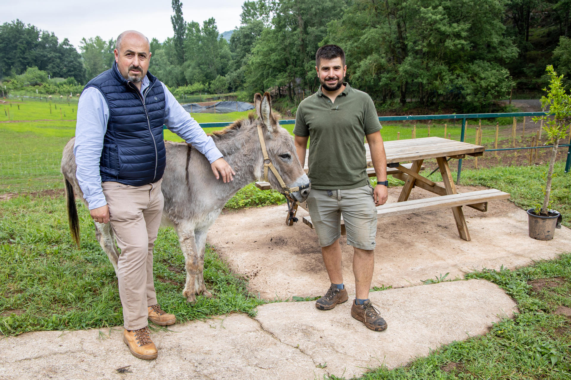 El sumiller Carlos Echapresto (i) posa junto a su hijo Ismael (d) en la Venta Moncalvillo. Los hermanos Ignacio y Carlos Echapresto han puesto en marcha una granja biodinámica para incorporar a los animales en el ciclo productivo de la huerta ecológica ubicada junto a su restaurante, Venta Moncalvillo (dos estrellas Michelin y una estrella verde Michelin), con el objetivo de cerrar el círculo en la cadena de producción agrícola. EFE/ Raquel Manzanares