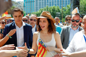 La presidenta del PP de Madrid y del Gobierno de la Comunidad de Madrid, Isabel Díaz Ayuso, durante su intervención en la manifestación convocada por el Partido Popular contra el Gobierno de Pedro Sánchez bajo el lema 'Democracia o mafia' este domingo en la plaza de España de Madrid. EFE/ Javier Lizón