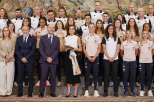 La reina Letizia posa en fotografía de familia durante una audiencia con las jugadoras de la selección española de fútbol femenino, ante de su participación en la Eurocopa 2025, este miércoles en el Palacio de la Zarzuela. EFE/ Ballesteros