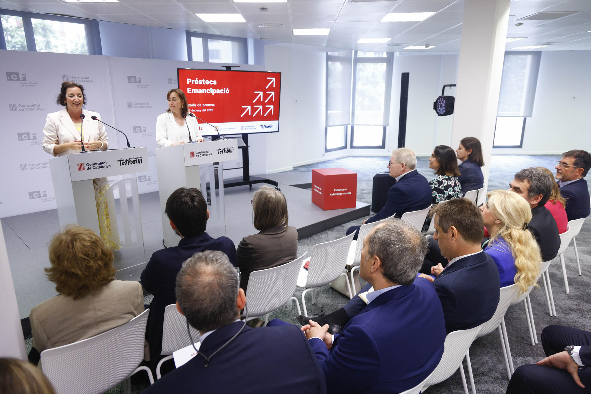 Las conselleras de Economía y de Vivienda, Alícia Romero (i) y Sílvia Paneque (d), comparecen ante los medios para dar a conocer los detalles de los llamados ' Préstamos Emancipación' con los que la Generalitat prestará un máximo de 50.000 euros a aquellos jóvenes de hasta 35 años que quieran adquirir su primer piso, unos préstamos que se podrán solicitar a partir del 30 de junio, a un interés del 0 % y que no se devolverán hasta que la hipoteca esté pagada.EFE/ Quique García