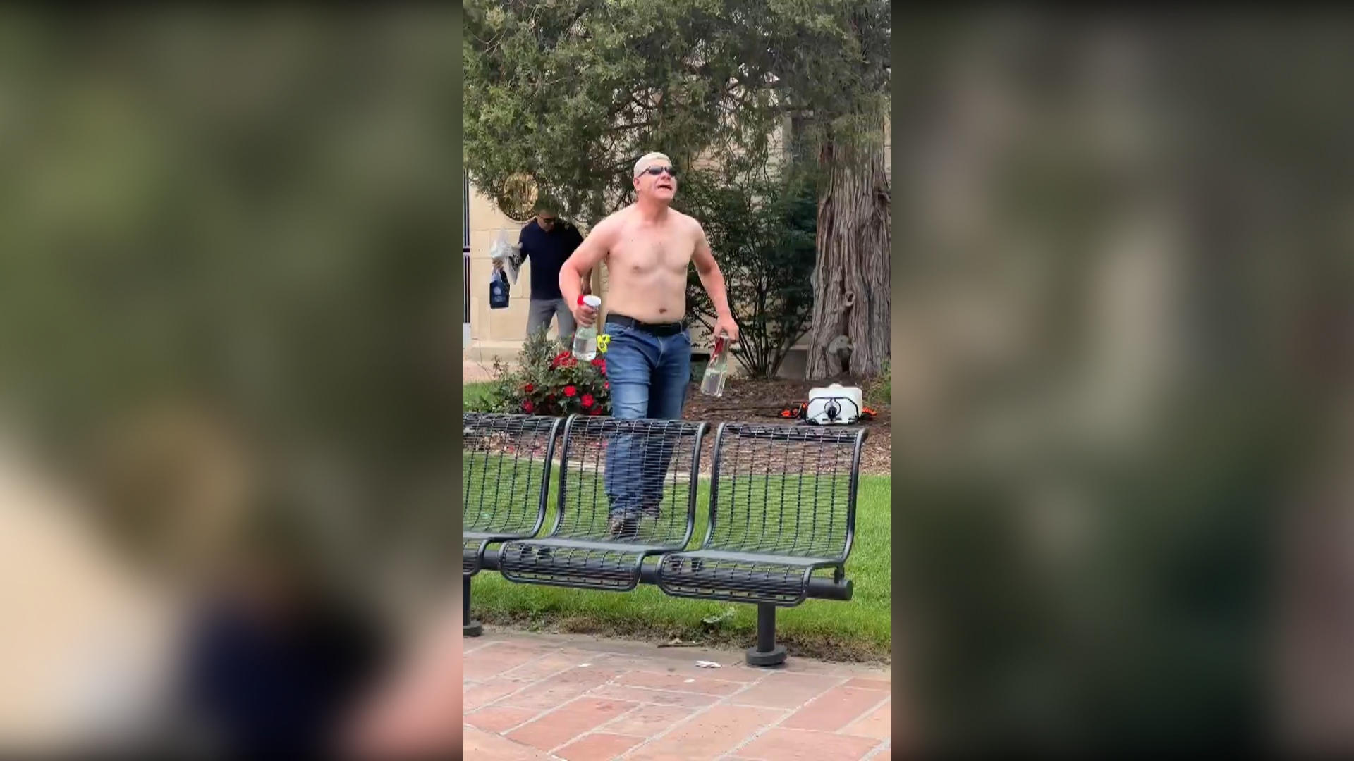 Captura de video de un hombre acusado de prender fuego a varias personas en una zona comercial, un hecho que dejó múltiples heridos y que el FBI ya ha calificado como un "ataque terrorista", en Boulder Colorado (EE.UU.) EFE/ Rastreo de Redes X /
