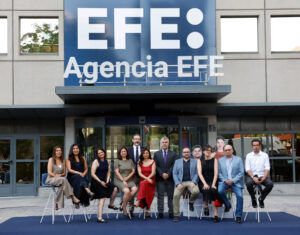 El presidente de Agencia EFE, Miguel Ángel Oliver (c), posa con los premiados del Premio Internacional Rey de España este martes, en la sede de Agencia EFE, en Madrid. EFE/ Chema Moya