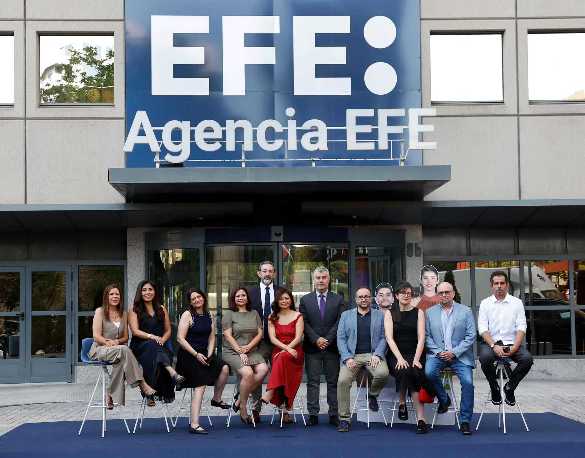 El presidente de Agencia EFE, Miguel Ángel Oliver (c), posa con los premiados del Premio Internacional Rey de España este martes, en la sede de Agencia EFE, en Madrid. EFE/ Chema Moya