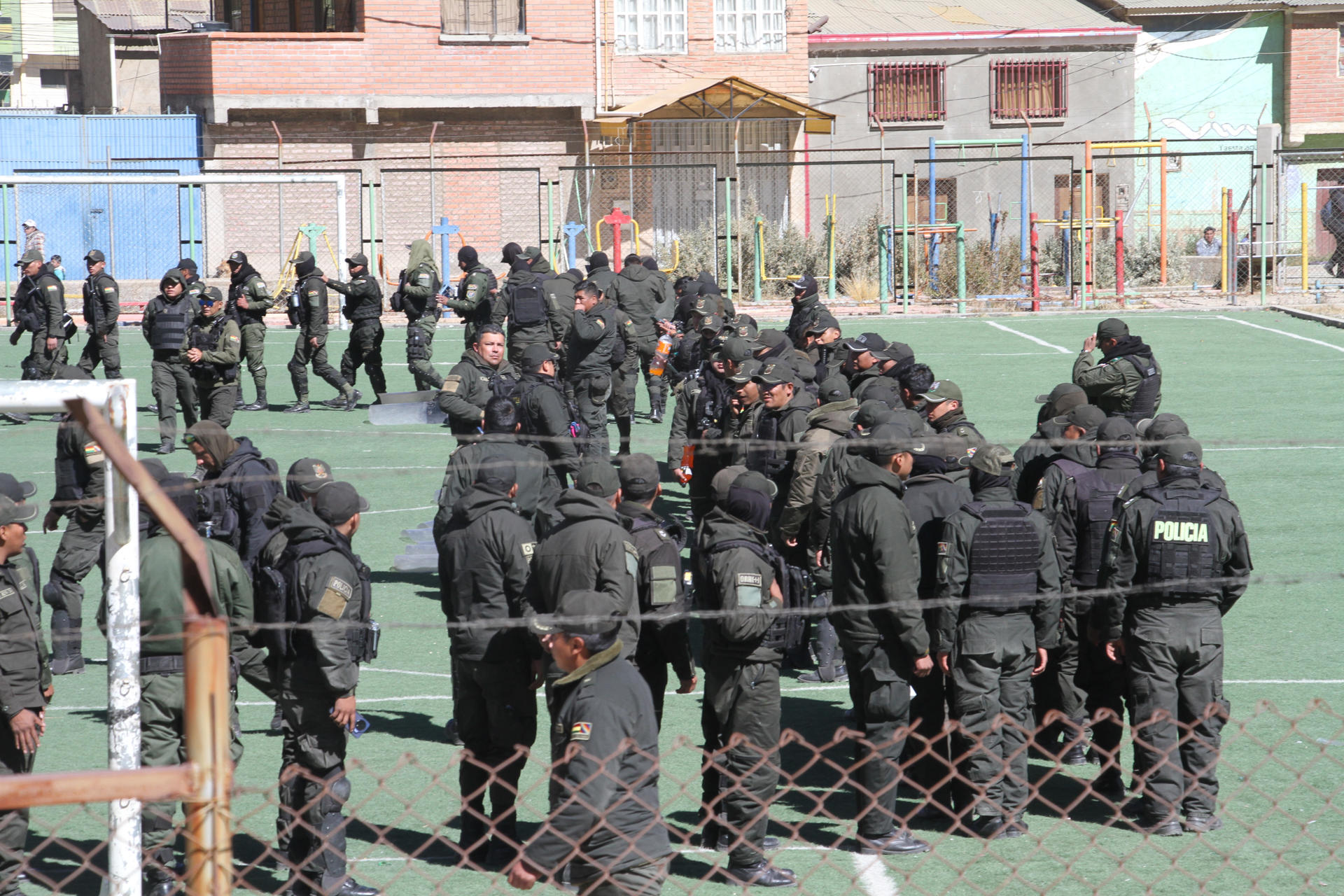 Policías de Bolivia esperan para intervenir la población de Llallagua donde por dos días se han registrado actos de violencia por parte de seguidores del expresidente Evo Morales este jueves, en el coliseo de Huanuni (Bolivia). EFE/Juan Carlos Torrejón