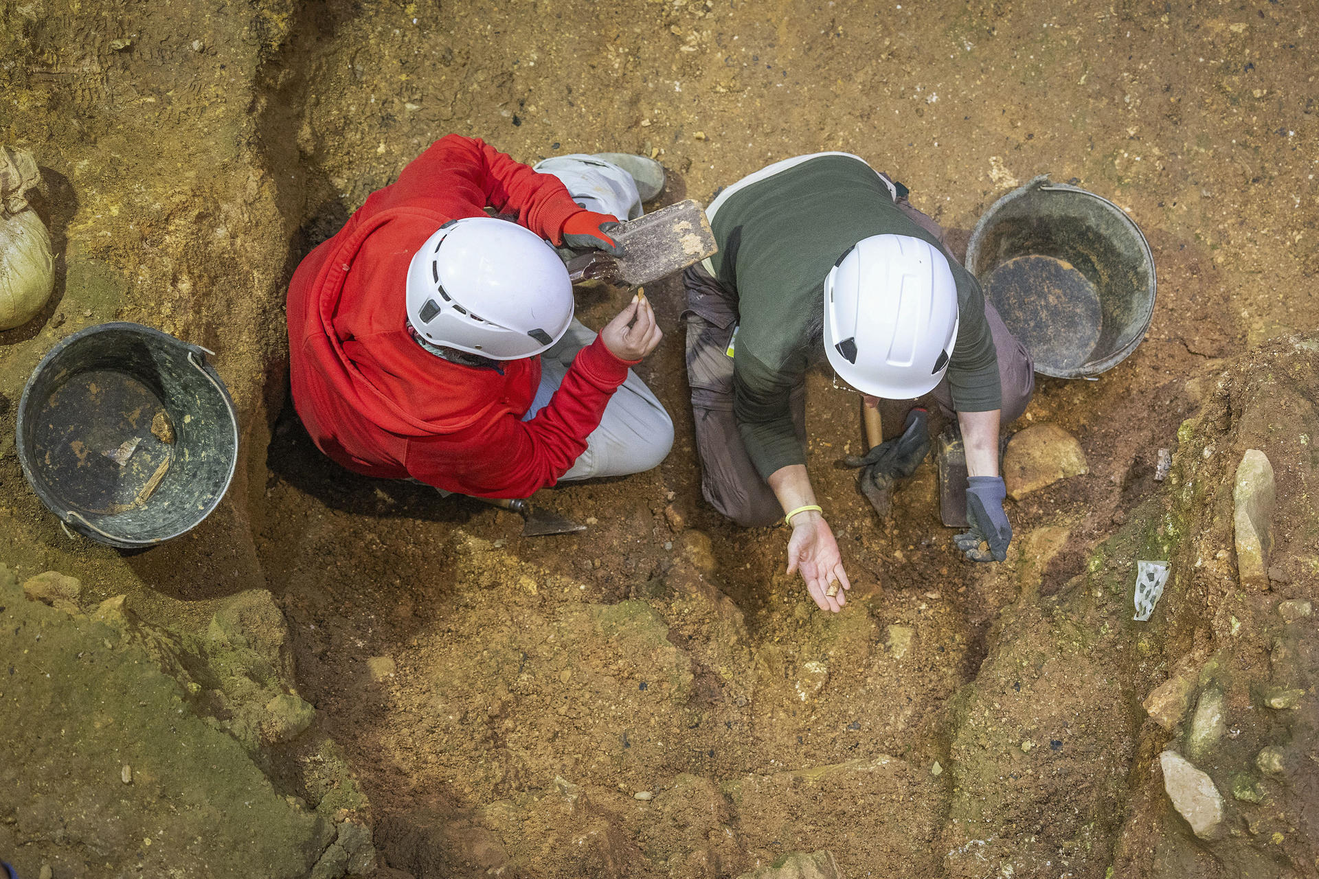 Comienzo de la campaña de excavaciones en los yacimientos de la sierra de Atapuerca, en el yacimiento de la Sima del Elefante. EFE/Santi Otero