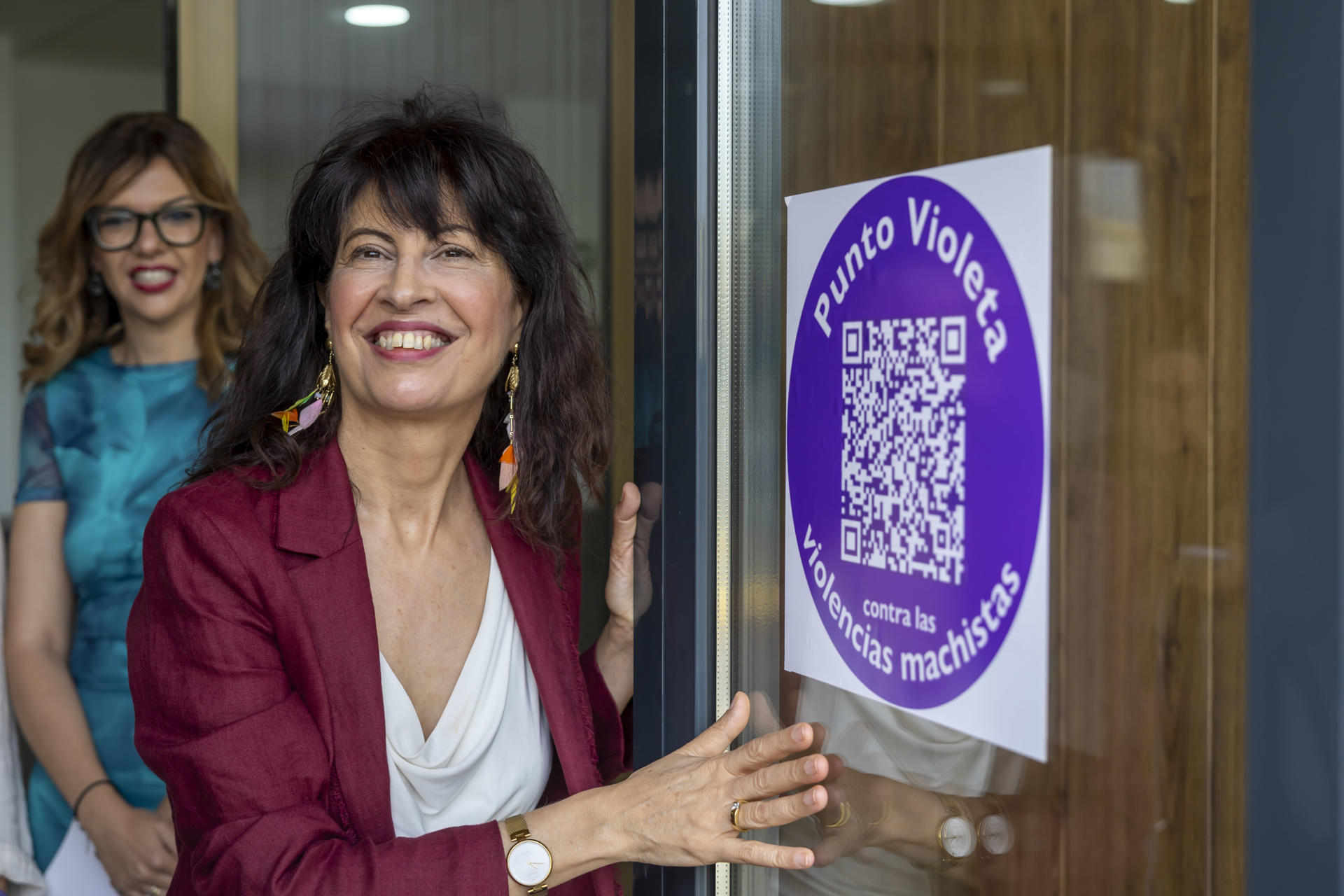 La ministra de Igualdad, Ana Redondo (d) tras la reunión de la Mesa Interinstitucional, en la que participan los distintos agentes implicados en la prevención, detección y atención de la violencia sobre las mujeres este jueves en Melilla. EFE/ José Manuel Giner