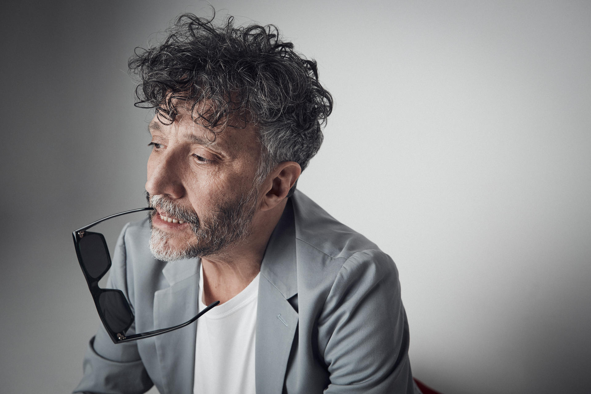 El músico Fito Páez en una imagen facilitada. Descreído y desengañado ("Las utopías no sirven finalmente para nada", afirma), Fito Páez ha decidido acudir al pragmatismo para sacarle todo el jugo a esta época de la historia marcada por "el fracaso de las políticas de izquierda" y canalizar energías a su incansable "búsqueda" creativa. EFE/ Sony Music SOLO USO EDITORIAL/SOLO DISPONIBLE PARA ILUSTRAR LA NOTICIA QUE ACOMPAÑA (CRÉDITO OBLIGATORIO)