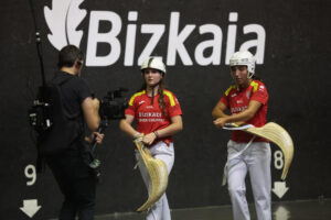 Las representantes españolas Erika y Arai tras vencer la final. EFE/Luis Tejido