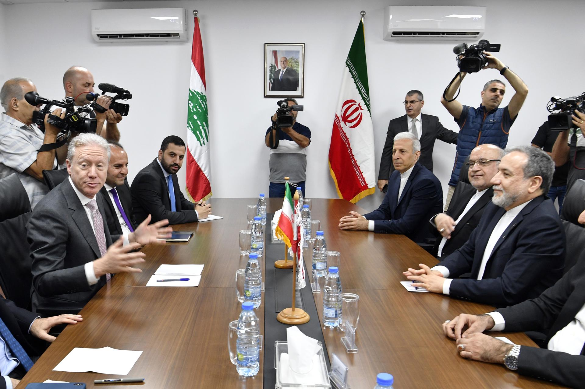 El ministro de Asuntos Exteriores iraní, Abás Araqchí (d), asiste a una reunión con el ministro de Asuntos Exteriores y Emigrantes libanés, Youssef Rajji (i), en el Ministerio de Asuntos Exteriores de Beirut, Líbano, el 3 de junio de 2025. EFE/EPA/WAEL HAMZEH