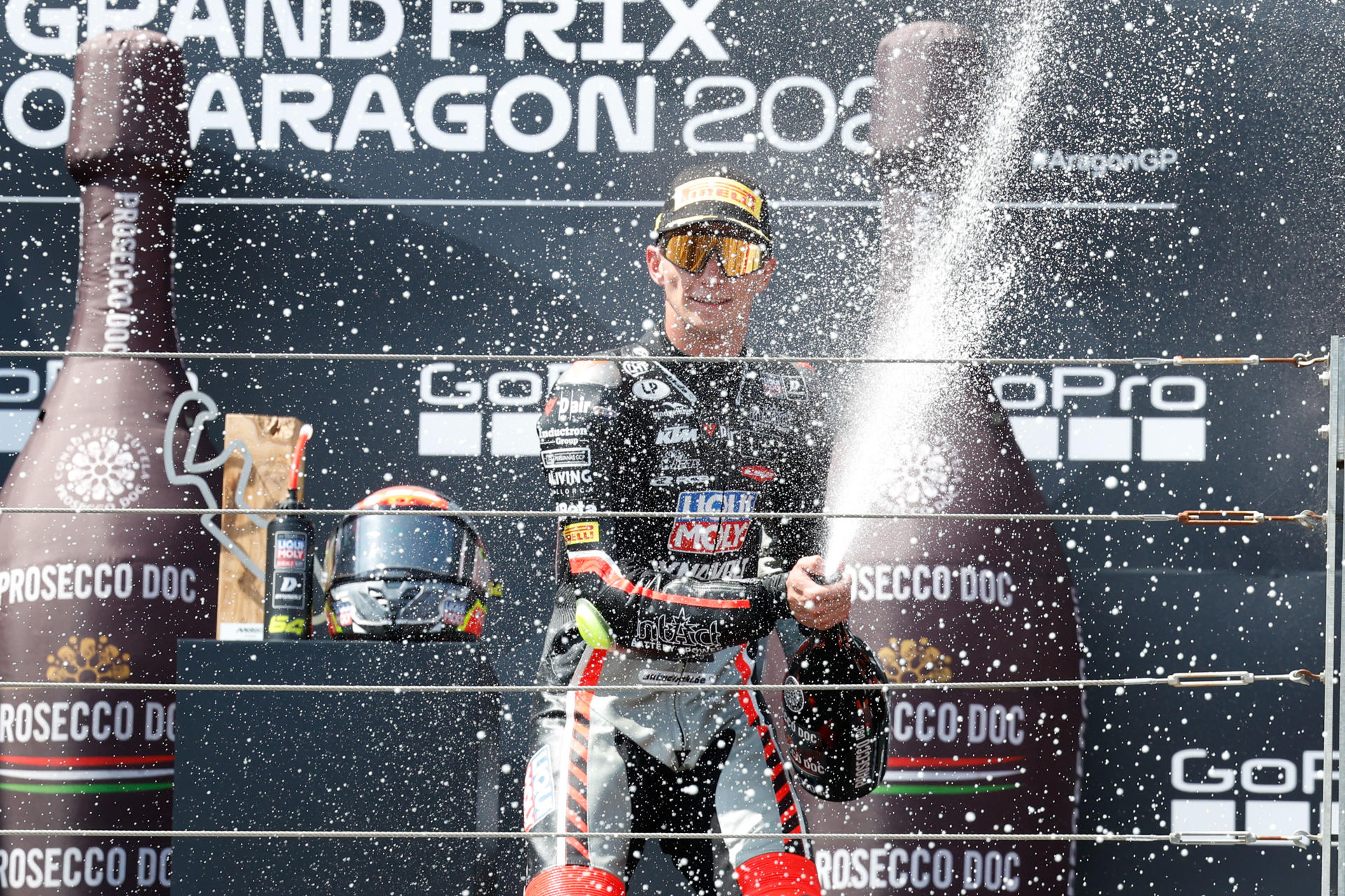 El piloto español de Moto3 David Muñoz, del equipo Dynavolt Intact GP, celebra en el podio su victoria en la carrera de Moto3 del Gran Premio de Aragón de MotoGP en el circuito Motorland de Alcañiz. EFE/Javier Cebollada