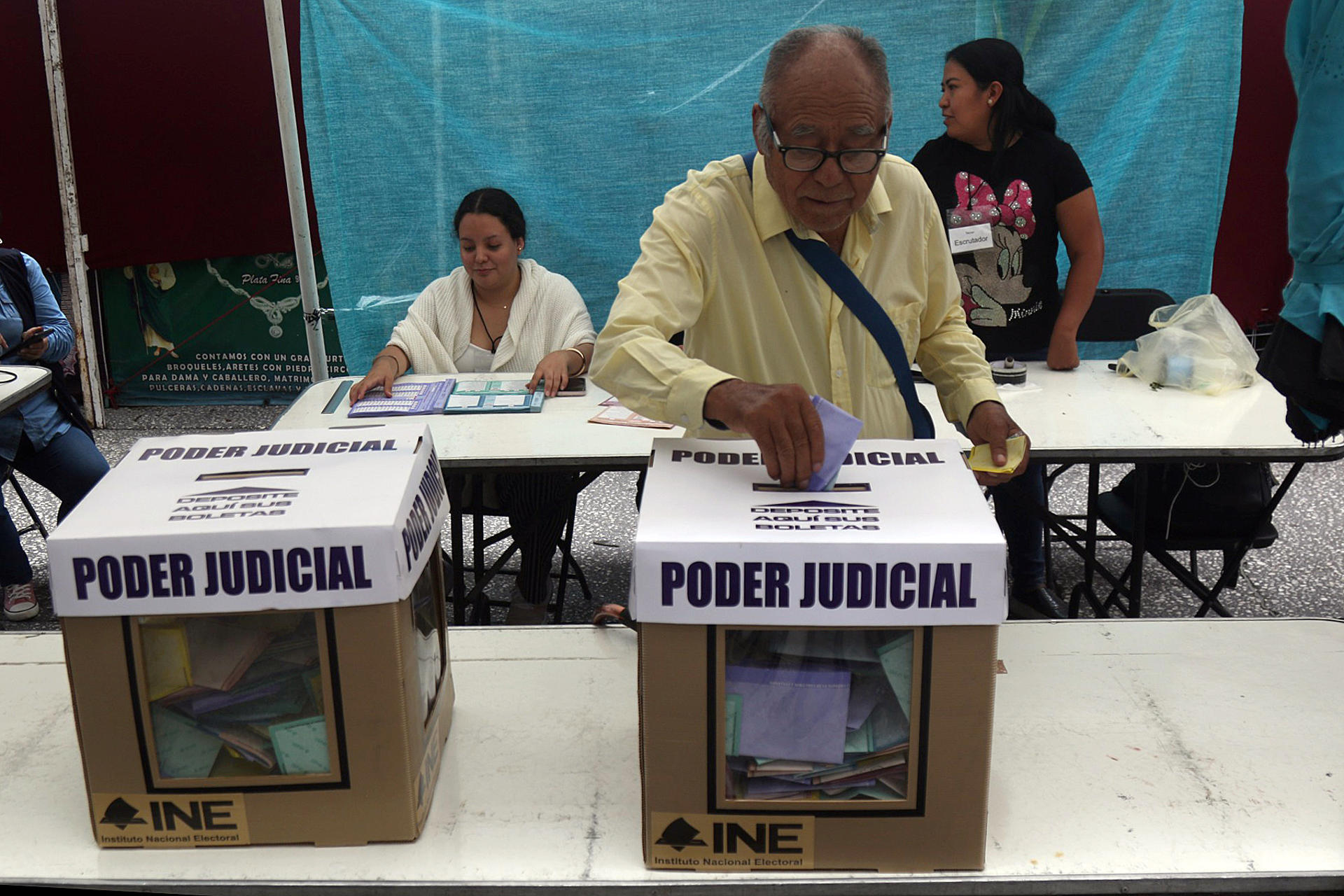 Una persona vota en las elecciones judiciales este domingo, en Chilpancingo (México). EFE/ José Luis de la Cruz
