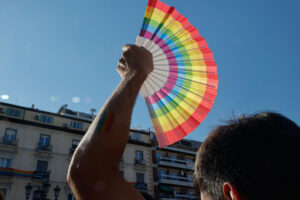 Asistentes aguardan al pregón de las Fiestas del Orgullo LGTBIQ+, en Madrid. EFE/Archivo/ J.P.Gandul
