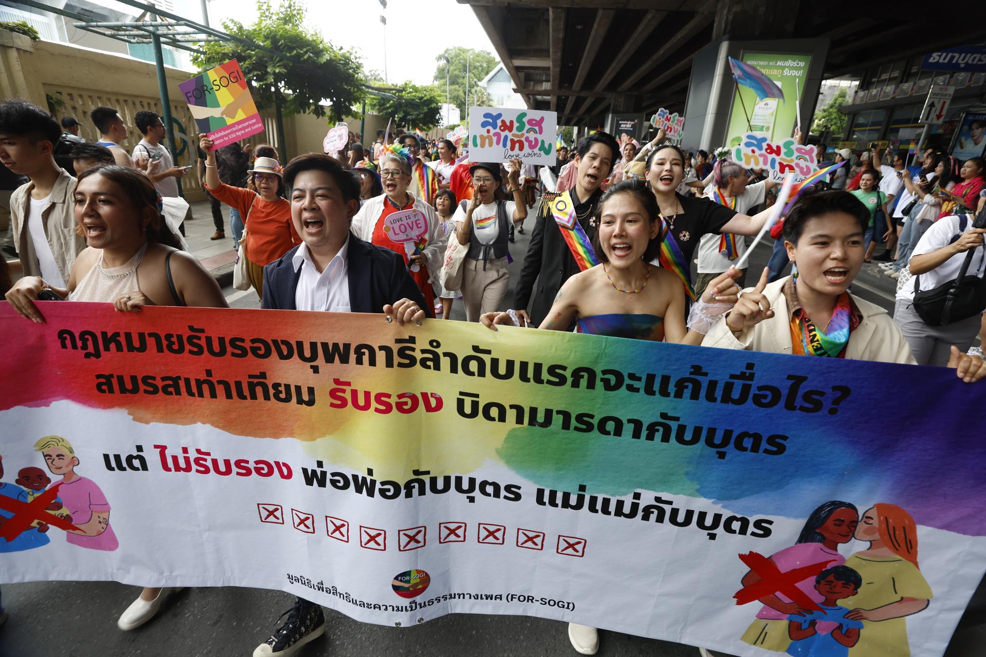 BANGKOK (Thailand), 01/06/2025.- Same-sex couples and people from the LGBTQ+ community take part in the Bangkok Pride Parade 2025 to celebrate Pride Month in Bangkok, Thailand, 01 June 2025. Thousands of Thais and foreigners joined the parade along the main road of a major business district. Pride Month is celebrated worldwide every June to commemorate the 1969 Stonewall uprising and to raise awareness and promote equal rights for the Lesbian, Gay, Bisexual, Transgender, and Queer (LGBTQ) community. (Tailandia) EFE/EPA/NARONG SANGNAK